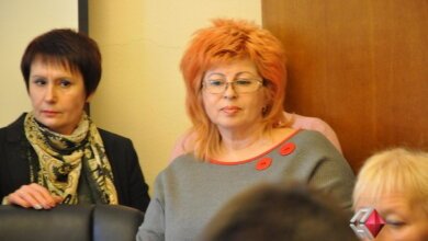 Жители  Кульбакино привели своего депутата на комиссию по этике из-за того, что она кормит бездомных собак | Корабелов.ИНФО image 1