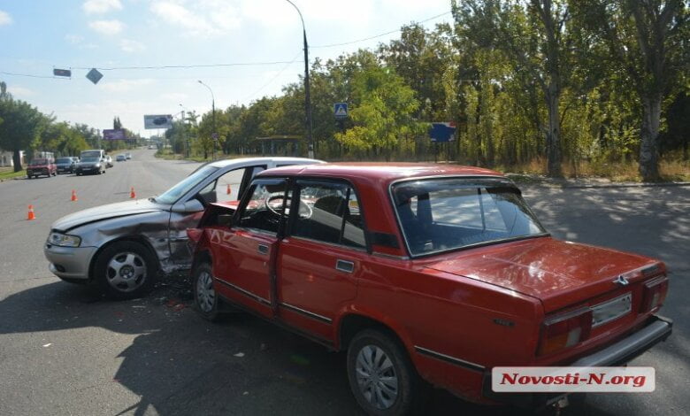 На проспекте Богоявленском столкнулись «ВАЗ» и «Опель»: оба водителя утверждают, что ехали на «зеленый» | Корабелов.ИНФО image 1