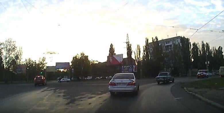 На проспекте Богоявленском таксист сбил велосипедиста. ВИДЕО | Корабелов.ИНФО