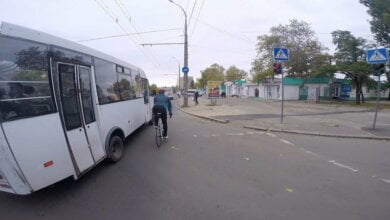 В Николаеве велосипедист врезался в столб из-за того, что его «подрезал» «маршрутчик». ВИДЕО | Корабелов.ИНФО image 1