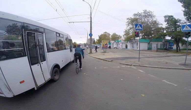 В Николаеве велосипедист врезался в столб из-за того, что его «подрезал» «маршрутчик». ВИДЕО | Корабелов.ИНФО image 1