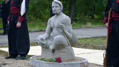 В Николаеве появился памятник украинскому казаку Мамаю и 10 деревьев в честь погибших бойцов | Корабелов.ИНФО