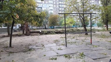В Николаеве за ночь упали 120 деревьев, за один день с последствиями стихии в городе не справятся | Корабелов.ИНФО image 4