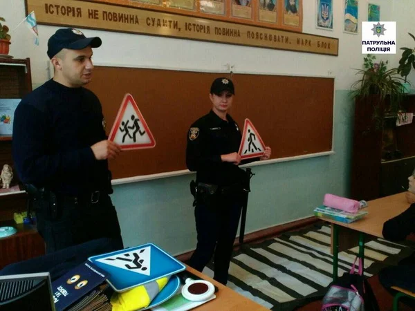 «1000 і 1 поворот» від патрульних отримали у подарунок школярі Корабельного району | Корабелов.ИНФО image 1