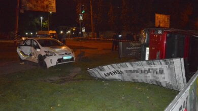 В Николаеве после столкновения с патрульным автомобилем внедорожник перевернуло на бок - есть пострадавшие | Корабелов.ИНФО