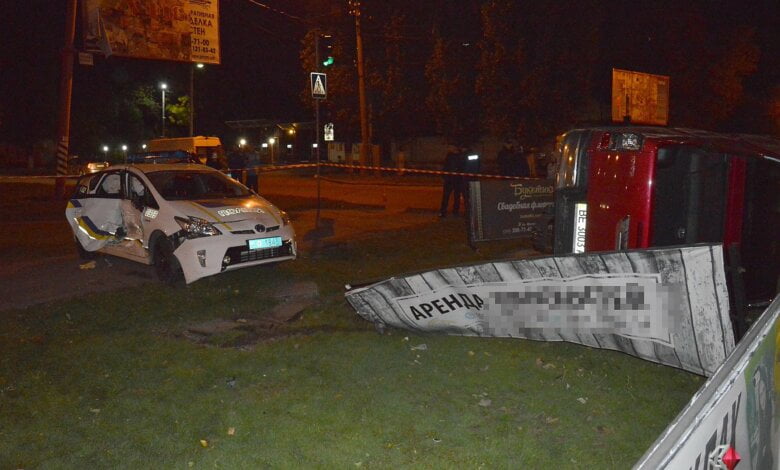 В Николаеве после столкновения с патрульным автомобилем внедорожник перевернуло на бок - есть пострадавшие | Корабелов.ИНФО