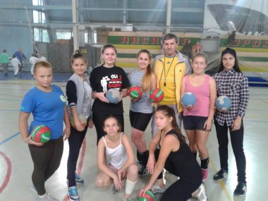 Парни и девушки Корабельного района боролись за победы на гандбольном поле (ВИДЕО) | Корабелов.ИНФО image 3