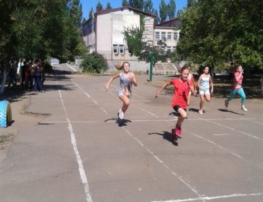 "Ни дня без спорта!" В школе № 54 креативно провели декаду физкультуры: были и почетные гости, и "пятнашки" | Корабелов.ИНФО image 1