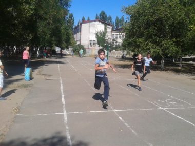 "Ни дня без спорта!" В школе № 54 креативно провели декаду физкультуры: были и почетные гости, и "пятнашки" | Корабелов.ИНФО image 2