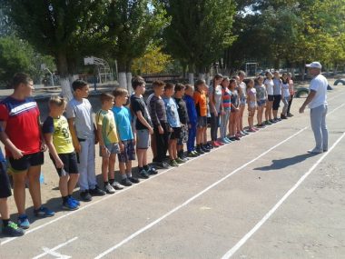 "Ни дня без спорта!" В школе № 54 креативно провели декаду физкультуры: были и почетные гости, и "пятнашки" | Корабелов.ИНФО image 3