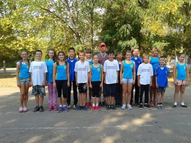 "Ни дня без спорта!" В школе № 54 креативно провели декаду физкультуры: были и почетные гости, и "пятнашки" | Корабелов.ИНФО image 4