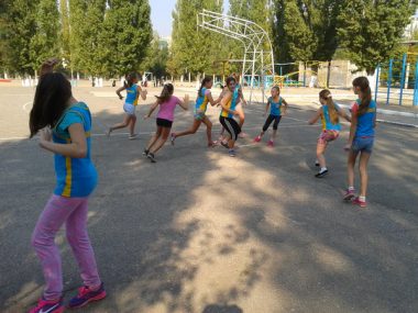 "Ни дня без спорта!" В школе № 54 креативно провели декаду физкультуры: были и почетные гости, и "пятнашки" | Корабелов.ИНФО image 6