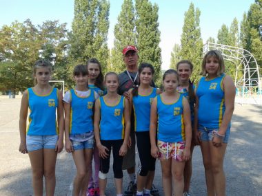 "Ни дня без спорта!" В школе № 54 креативно провели декаду физкультуры: были и почетные гости, и "пятнашки" | Корабелов.ИНФО image 7