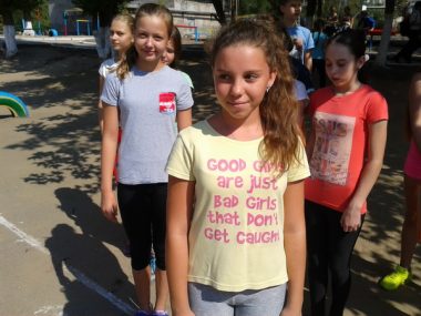 "Ни дня без спорта!" В школе № 54 креативно провели декаду физкультуры: были и почетные гости, и "пятнашки" | Корабелов.ИНФО image 9