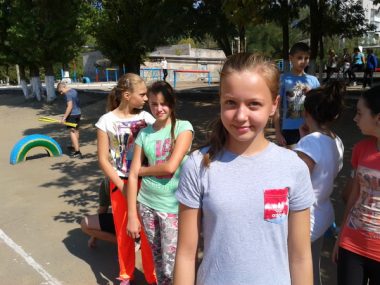 "Ни дня без спорта!" В школе № 54 креативно провели декаду физкультуры: были и почетные гости, и "пятнашки" | Корабелов.ИНФО image 10