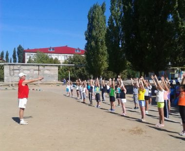 "Ни дня без спорта!" В школе № 54 креативно провели декаду физкультуры: были и почетные гости, и "пятнашки" | Корабелов.ИНФО image 12