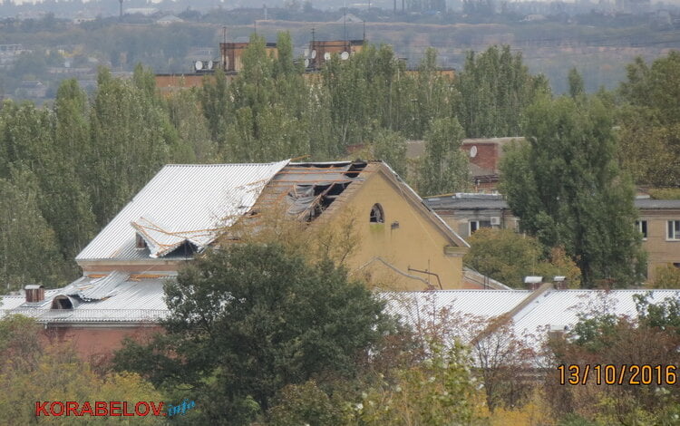 На ДК "Корабельный" ветром подорвало кровлю крыши | Корабелов.ИНФО image 3