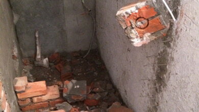 Вооруженный пистолетом работник школы - против строителя-хулигана. Ремонт туалета закончился разрушенной стеной и дракой | Корабелов.ИНФО image 7