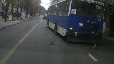 В Николаеве появились экстремалы - любители покататься, прицепившись к троллейбусу. ВИДЕО | Корабелов.ИНФО