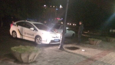 В Корабельном на подростка за нецензурщину патрульные надели наручники, но увезти парня в райотдел у них не получилось (Видео) | Корабелов.ИНФО image 1