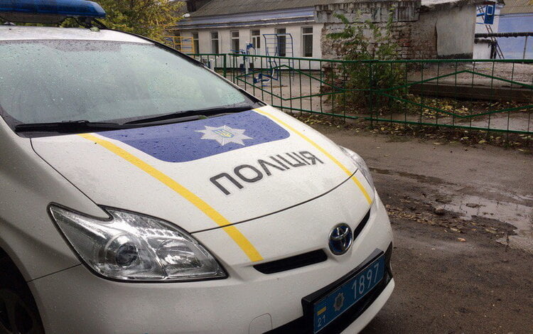 Вооруженный пистолетом работник школы - против строителя-хулигана. Ремонт туалета закончился разрушенной стеной и дракой | Корабелов.ИНФО image 8