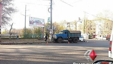 На пр.Богоявленском грузовик врезался в столб | Корабелов.ИНФО