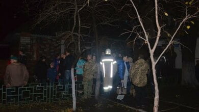 В Миколаєві горів гуртожиток: рятувальники врятували 12 мешканців будинку, з них 9 дітей (відео) | Корабелов.ИНФО image 1