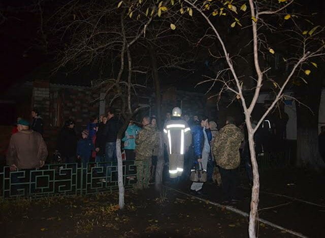 В Миколаєві горів гуртожиток: рятувальники врятували 12 мешканців будинку, з них 9 дітей (відео) | Корабелов.ИНФО image 1