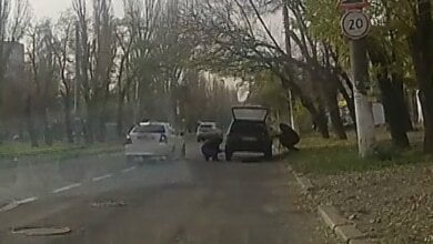 В Николаеве водитель стал жертвой вора, который специально пробил колесо в его автомобиле (Видео кражи) | Корабелов.ИНФО