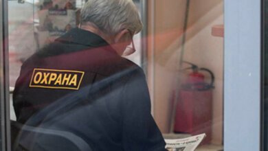 Хулиганы избили сторожа на территории школы в Корабельном районе, отобрав у него пистолет | Корабелов.ИНФО