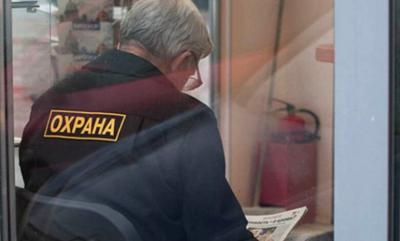 Хулиганы избили сторожа на территории школы в Корабельном районе, отобрав у него пистолет | Корабелов.ИНФО