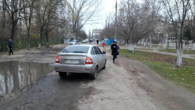 В Корабельном районе водители выталкивают школьников с тротуара в лужи: "Мэр же дорогу не сделал!" | Корабелов.ИНФО image 5