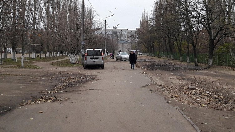 В Корабельном районе водители выталкивают школьников с тротуара в лужи: "Мэр же дорогу не сделал!" | Корабелов.ИНФО image 2