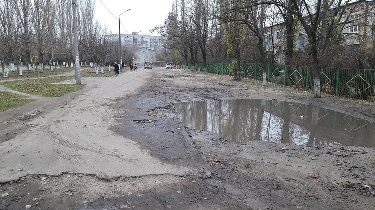 В Корабельном районе водители выталкивают школьников с тротуара в лужи: "Мэр же дорогу не сделал!" | Корабелов.ИНФО image 3