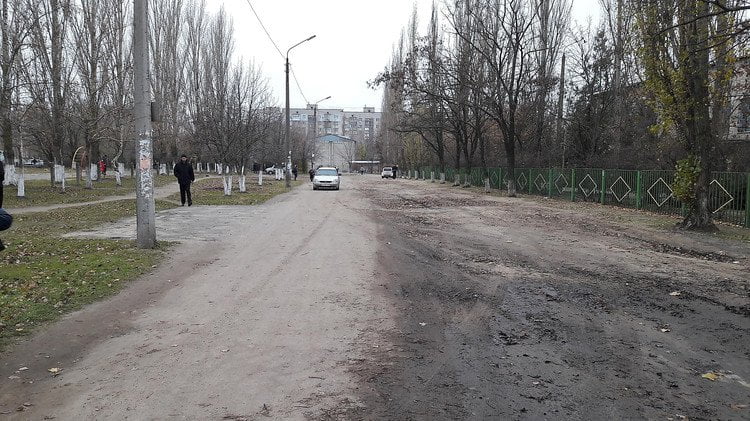 В Корабельном районе водители выталкивают школьников с тротуара в лужи: "Мэр же дорогу не сделал!" | Корабелов.ИНФО image 4