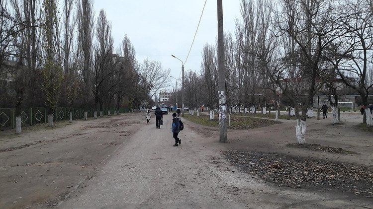 В Корабельном районе водители выталкивают школьников с тротуара в лужи: "Мэр же дорогу не сделал!" | Корабелов.ИНФО image 7