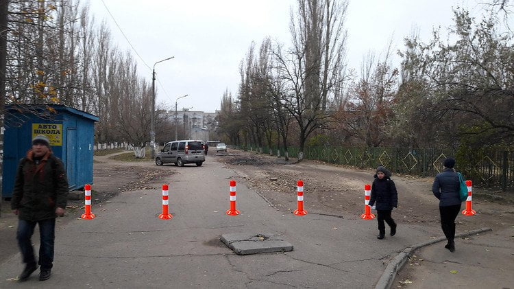 В Корабельном районе водители выталкивают школьников с тротуара в лужи: "Мэр же дорогу не сделал!" | Корабелов.ИНФО image 9