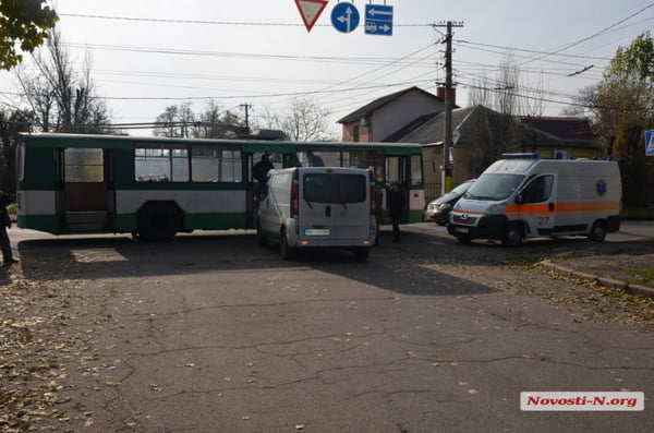 В Николаеве микроавтобус не пропустил троллейбус: пострадали пассажиры | Корабелов.ИНФО image 3