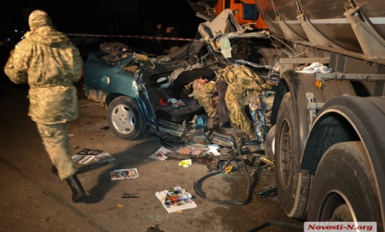 На трассе под Николаевом «Опель» врезался в автоцистерну: погибли трое военнослужащих. ВИДЕО | Корабелов.ИНФО image 1