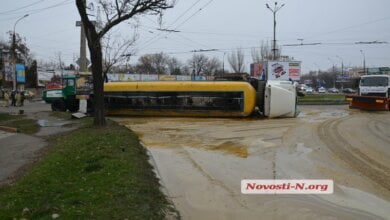 Водитель был пьян: ночью в Николаеве перевернулась фура с подсолнечным маслом — 10 тонн вылилось на дорогу | Корабелов.ИНФО image 2