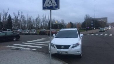 Депутат горсовета от Корабельного района паркует свой новый «Лексус» на пешеходном переходе | Корабелов.ИНФО