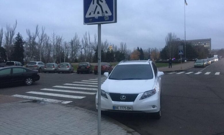 Депутат горсовета от Корабельного района паркует свой новый «Лексус» на пешеходном переходе | Корабелов.ИНФО