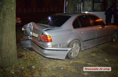 В Николаеве водитель БМВ, убегая после мелкого ДТП, врезался в дерево | Корабелов.ИНФО image 3