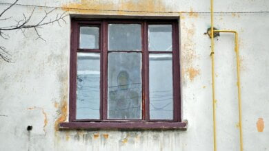 «Явилось чудо»: в селе на Николаевщине на оконном стекле проступил лик Богоматери | Корабелов.ИНФО image 1