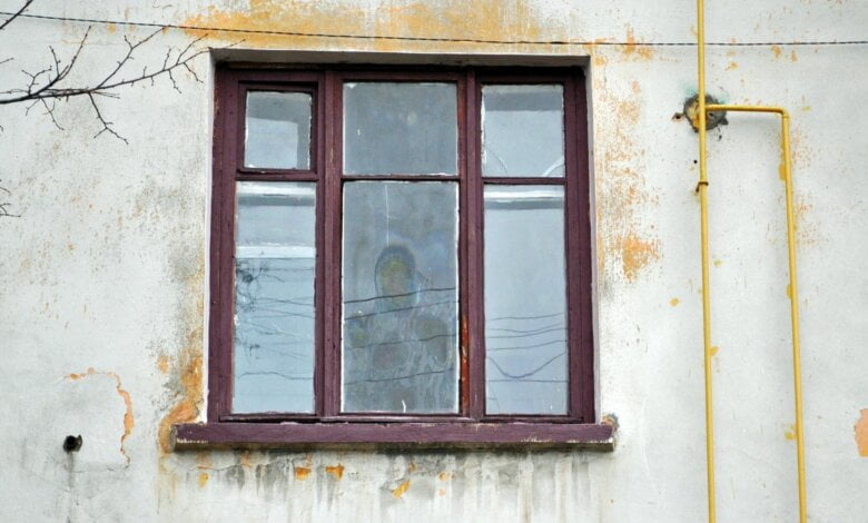 «Явилось чудо»: в селе на Николаевщине на оконном стекле проступил лик Богоматери | Корабелов.ИНФО image 1