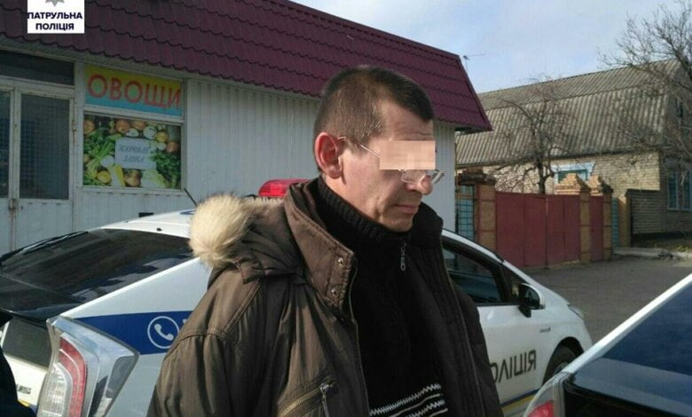 В Корабельному районі наркоман від поліцейських намагався сховатися під авто, а потім - втекти | Корабелов.ИНФО
