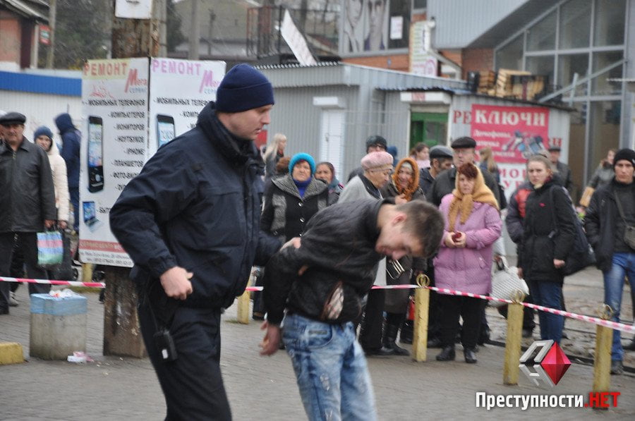 Взрыв гранаты возле николаевского супермаркета предотвратил полицейский. Один из задержанных - житель Корабельного | Корабелов.ИНФО image 6