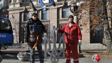 В Николаеве демонтировали советскую звезду со здания горсовета: на ее месте появился трезуб (Видео) | Корабелов.ИНФО image 1