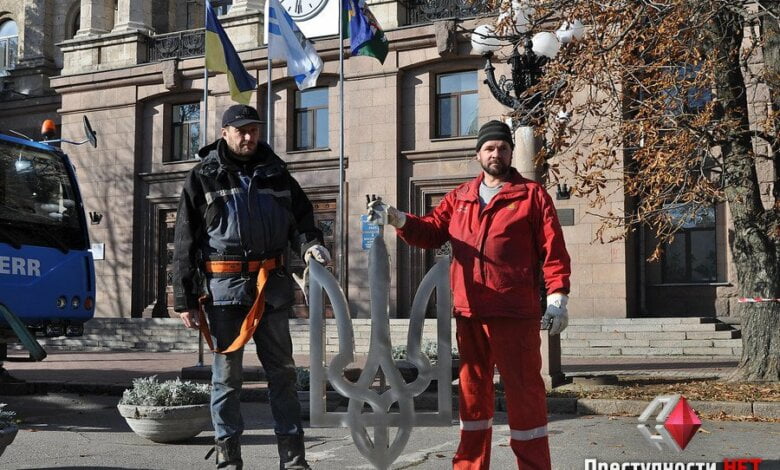 В Николаеве демонтировали советскую звезду со здания горсовета: на ее месте появился трезуб (Видео) | Корабелов.ИНФО image 1