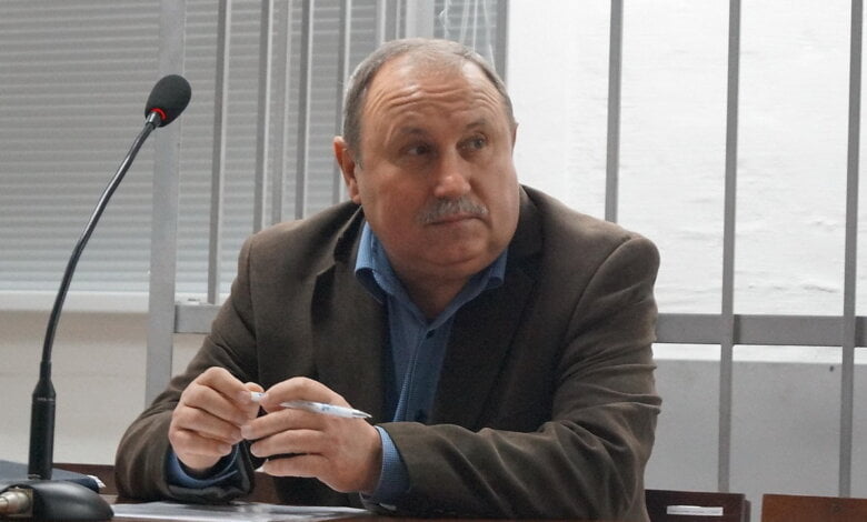 «Хранил на работе, поскольку нет постоянного места жительства», - Романчук объяснил наличие тысяч долларов в своем кабинете | Корабелов.ИНФО